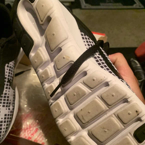 Very cool Nike Sneakers Size 9 Black & White🏀💪🏻These are very stylish & comfy - Picture 5 of 6